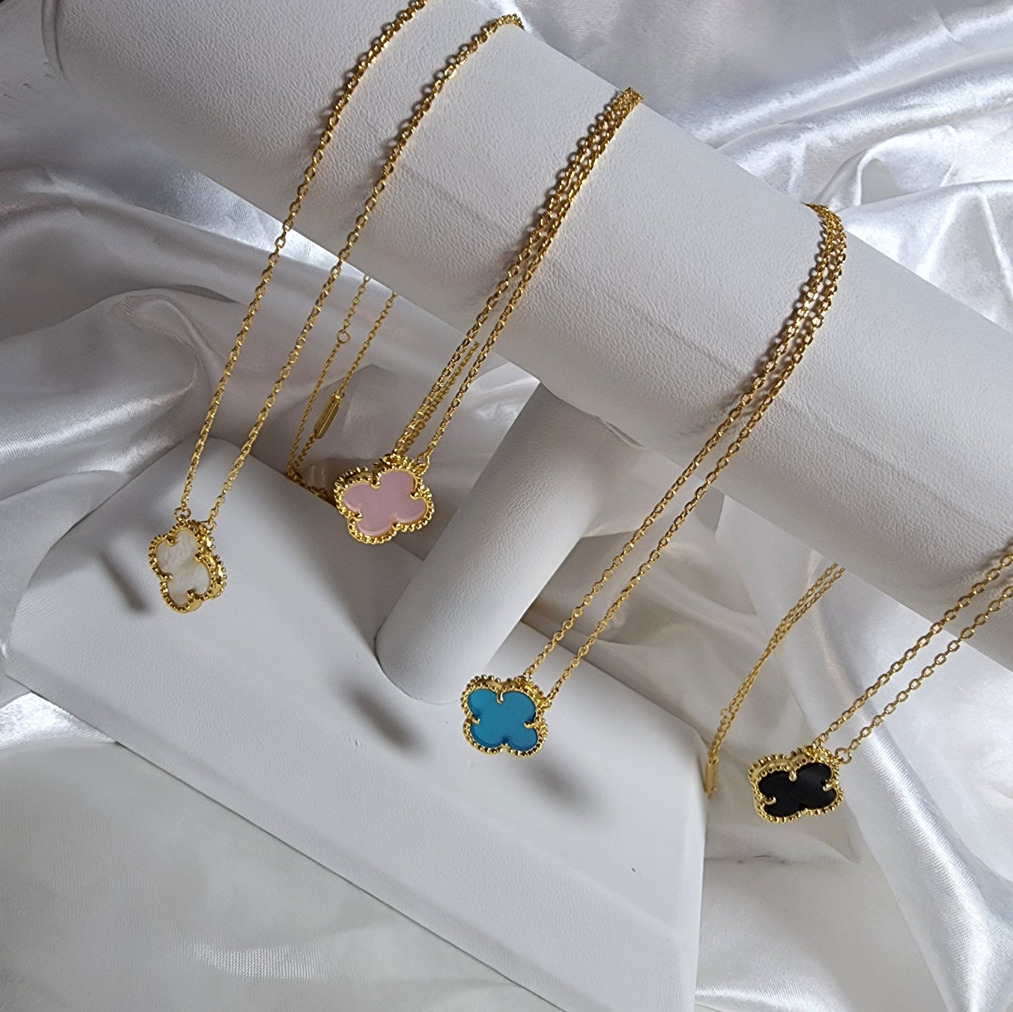 V SINGLE NECKLACE REGULAR SIZE