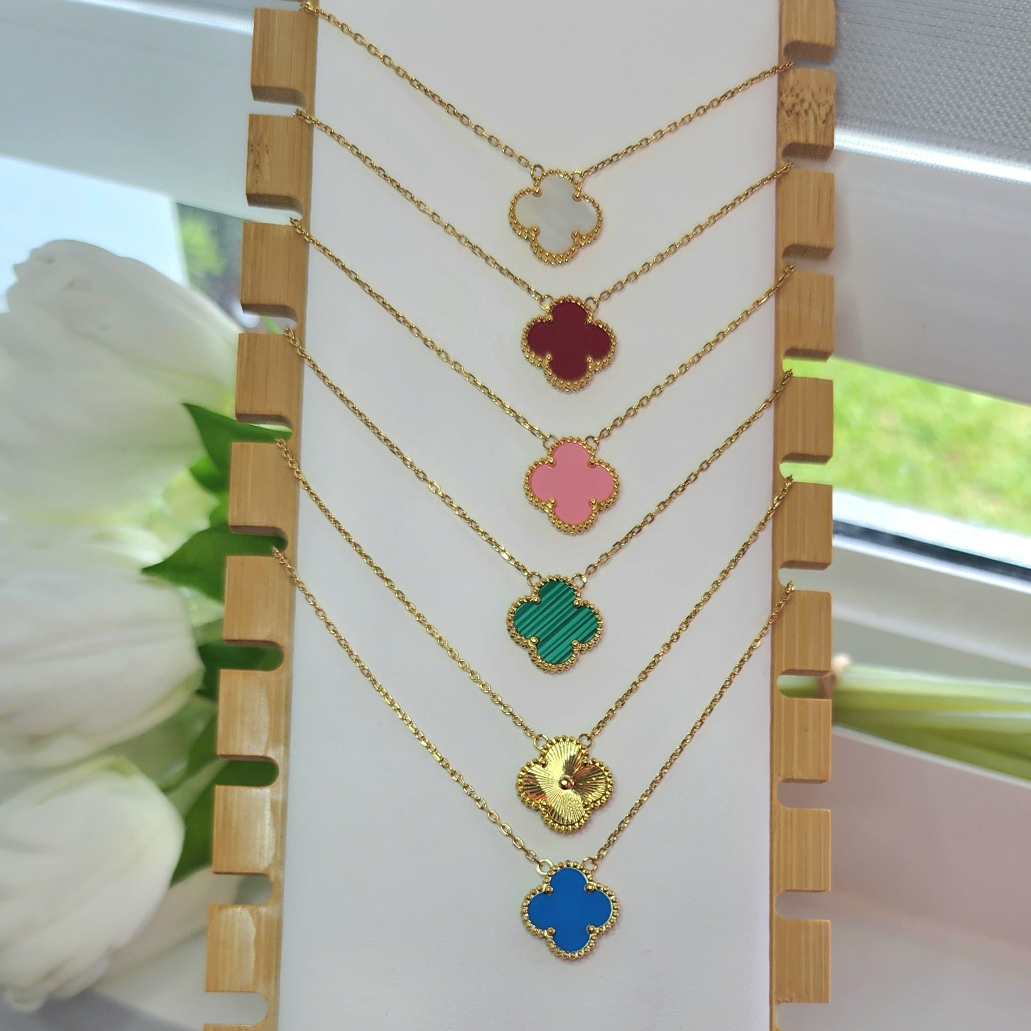 V SINGLE NECKLACE REGULAR SIZE