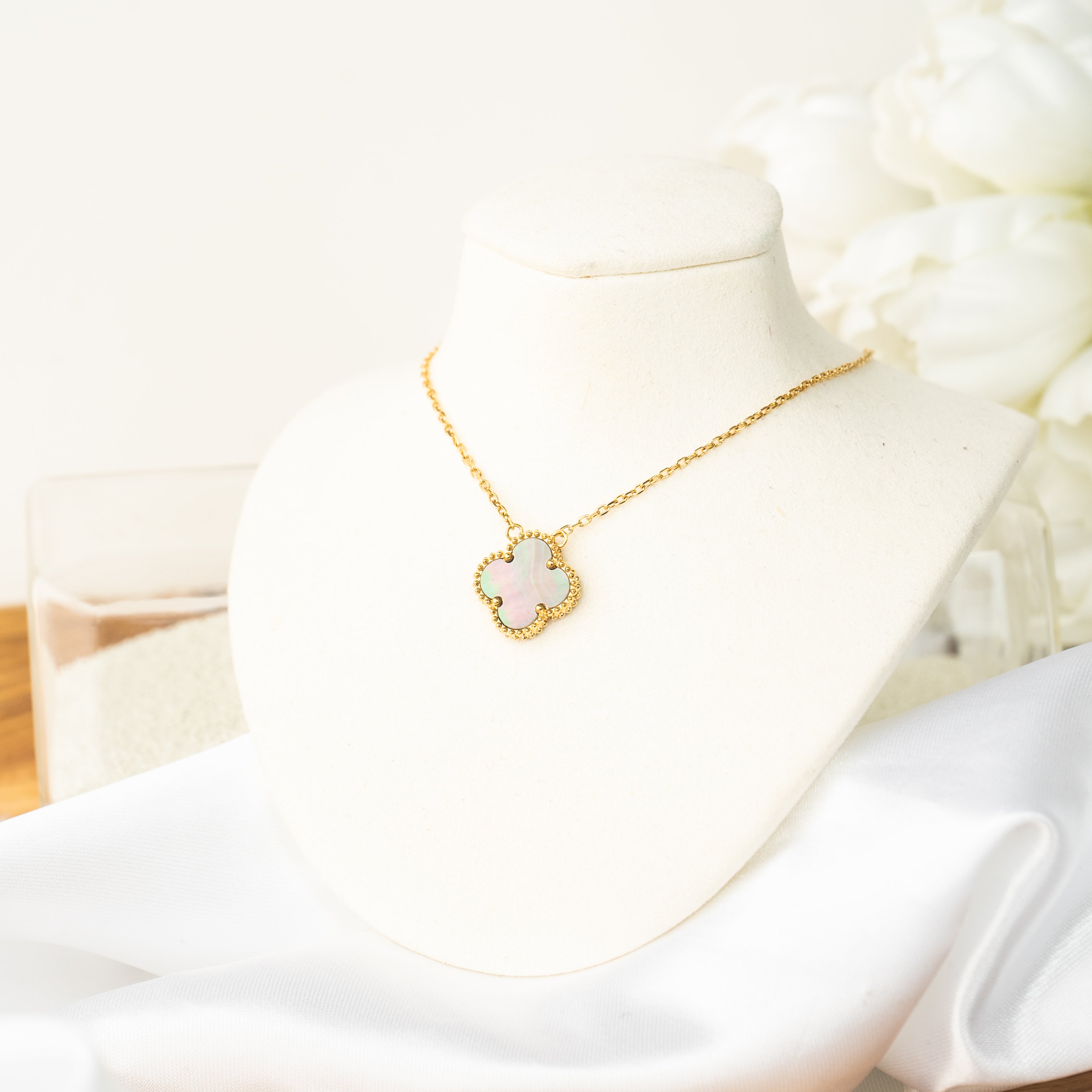 V SINGLE NECKLACE REGULAR SIZE