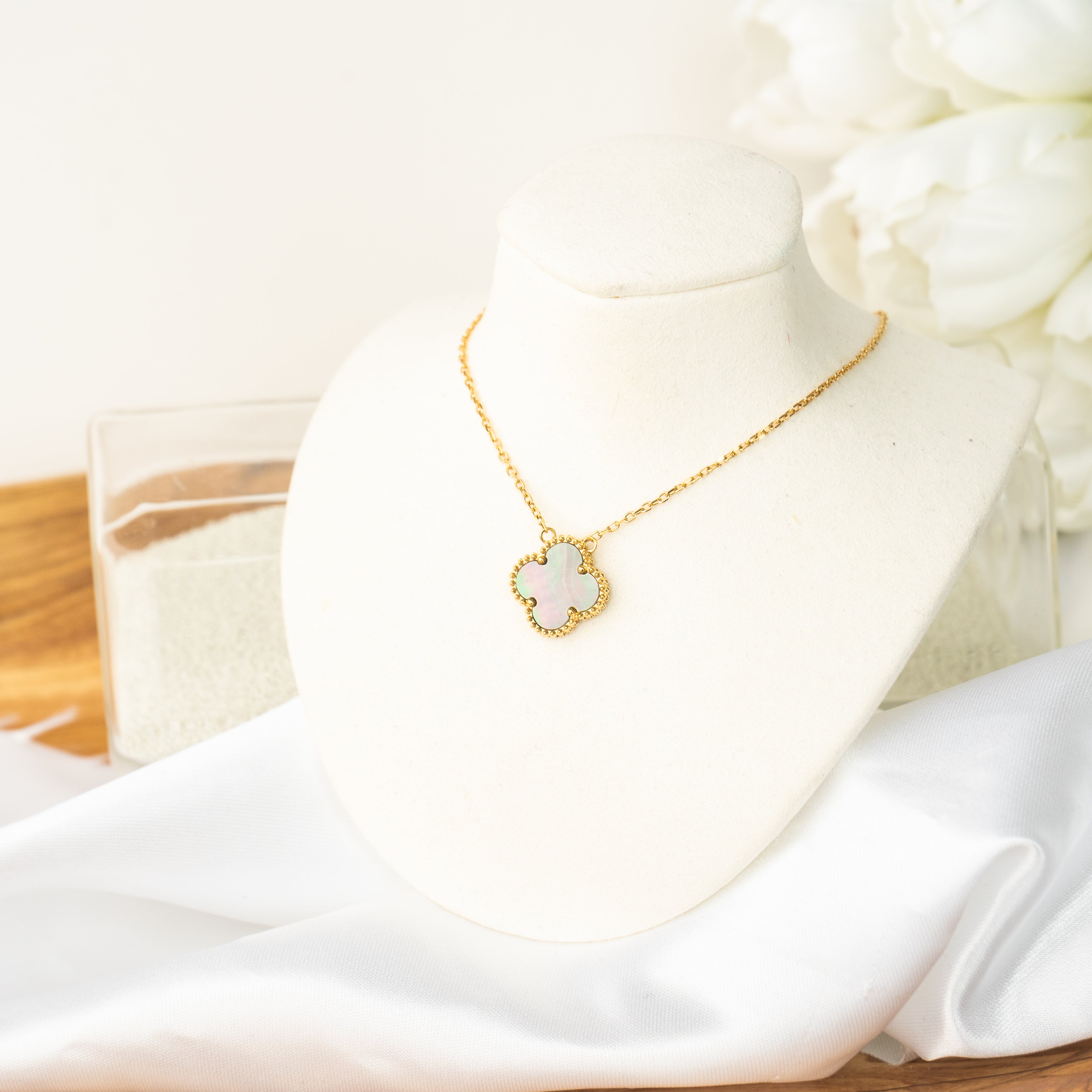 V SINGLE NECKLACE REGULAR SIZE