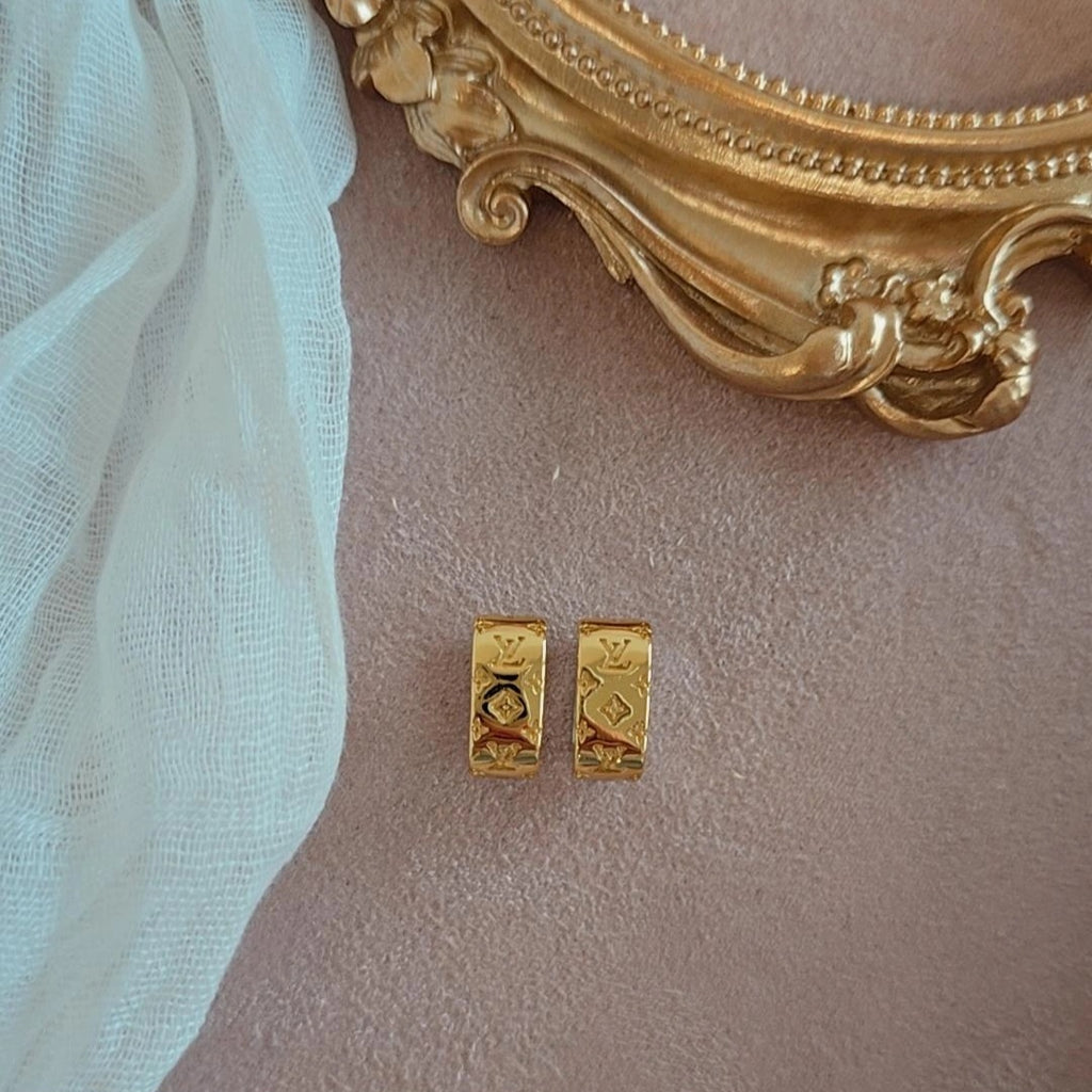 Small two tone L hoops