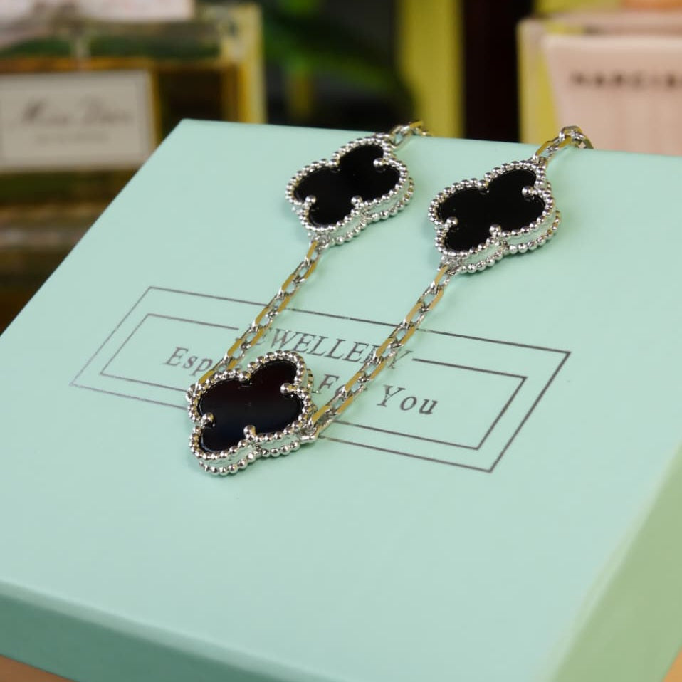 V plain Black Bracelet