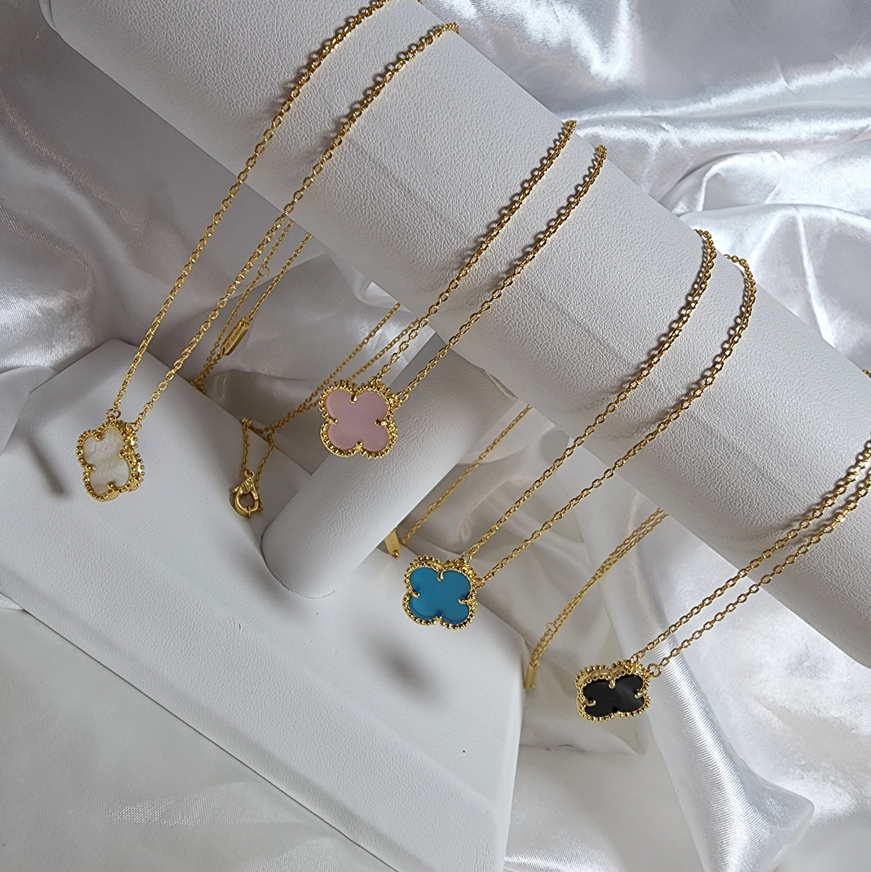 V SINGLE NECKLACE REGULAR SIZE